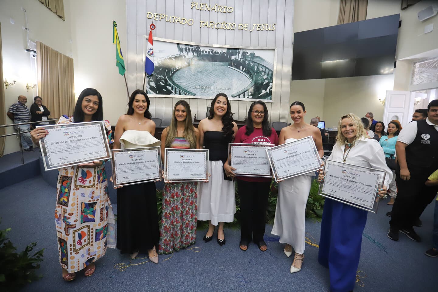 “Um reconhecimento às mulheres que moldam o cenário empreendedor da nossa amada Alagoas” celebra Deputada Gabi Gonçalves na entrega da Comenda de Mérito Vera Arruda